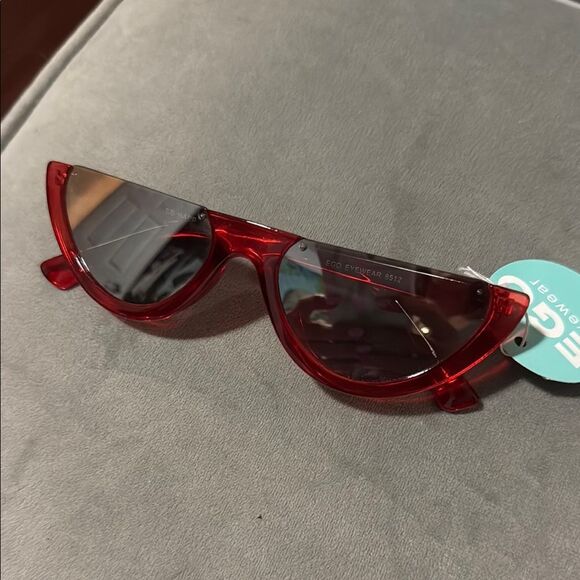 Red Cat-Eye Sunglasses 100% UV Sunglasses - NWT - Dark Lense - Red Frame - Picture 1 of 3